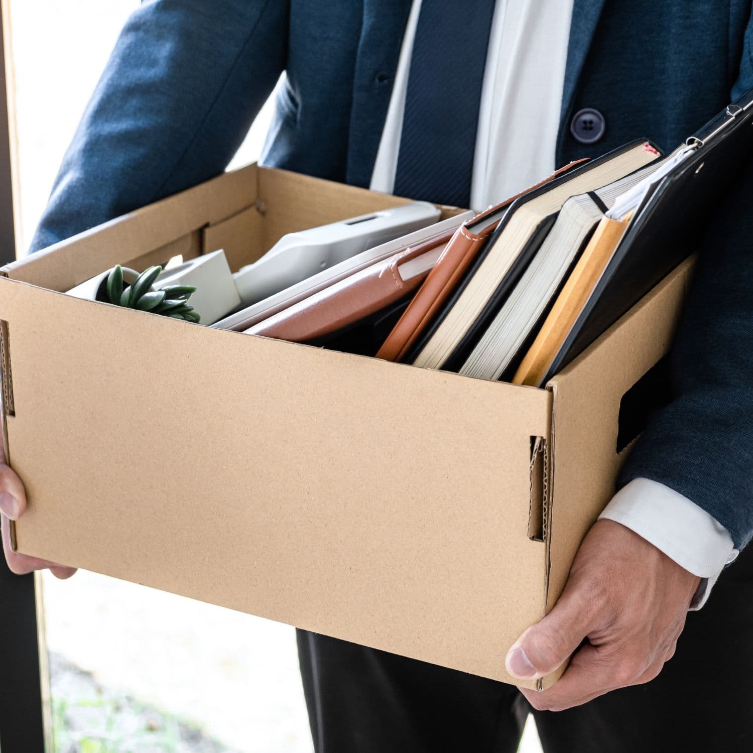 Assenza Ingiustificata dal Lavoro: Quando si Rischia il Licenziamento?